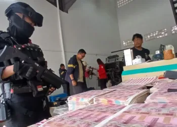 Polda Metro Jaya bongkar pabrik uang palsu Rp36 miliar di Ruko Taman Tekno Tangsel, empat tersangka diamankan.