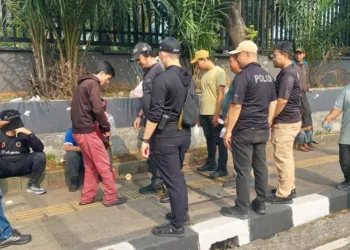 Polisi gelar pemeriksaan acak terhadap massa aksi demo yang bergerak menuju DPR RI dan menutup sejumlah akses serta mengalihkan arus lalu lintas.