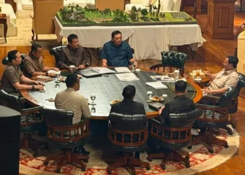 Presiden Prabowo memerintahkan pemangkasan layer serta anak-cucu BUMN di Pertamina, PLN, dan perusahaan negara lainnya untuk meningkatkan efisiensi.