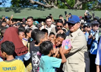 Presiden Prabowo Subianto meninjau pengungsi gempa di Nagekeo, NTT, berjanji mempercepat pembangunan dan perbaikan rumah warga yang rusak.