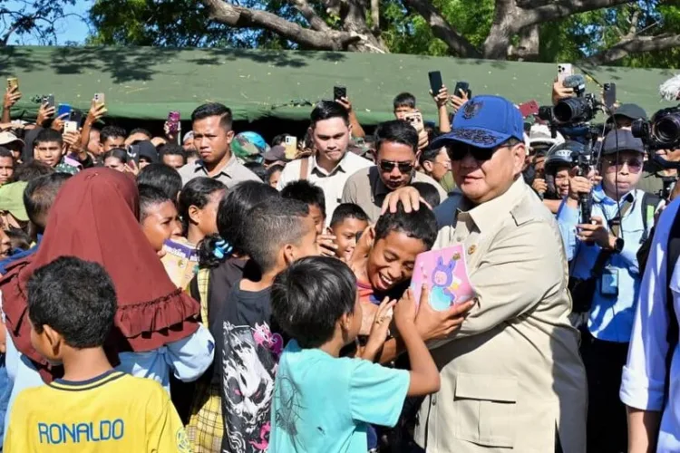 Prabowo Tinjau Pengungsi Gempa Nagekeo, Janji Percepat Perbaikan Rumah Warga 1 Presiden Prabowo Subianto meninjau pengungsi gempa di Nagekeo, NTT, berjanji mempercepat pembangunan dan perbaikan rumah warga yang rusak.