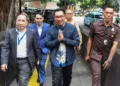KPK membuka peluang memeriksa kembali Ridwan Kamil dalam kasus dugaan korupsi pengadaan iklan Bank BJB setelah empat tersangka ditahan.