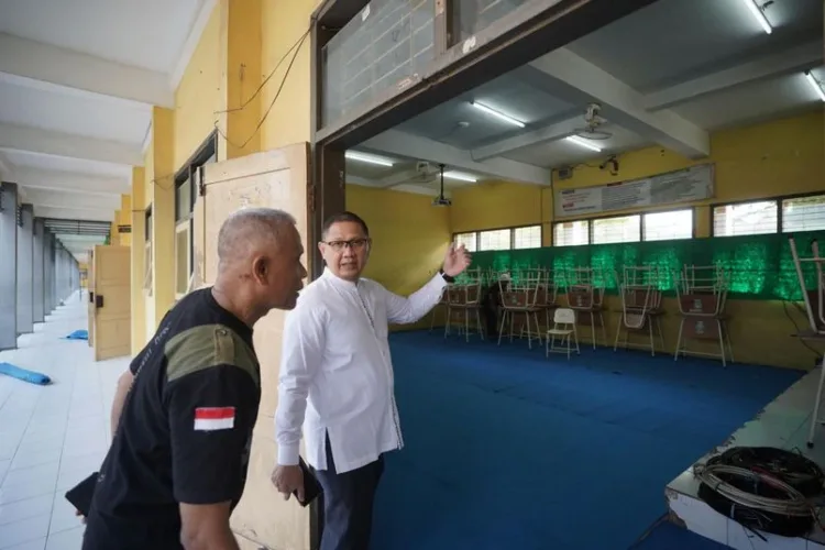 Sekolah Negeri Jatim Jadi Tempat Transit Peserta Muktamar NU di Jombang, Ini Fasilitasnya 1 Disdik Jatim menyiapkan SMA dan SMK negeri sebagai tempat transit peserta Muktamar Ke-35 NU di Jombang, lengkap dengan ruang istirahat dan fasilitas ibadah.