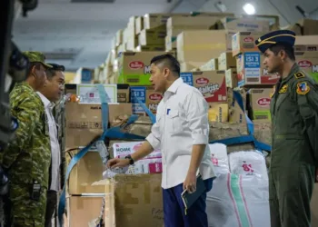 Pemerintah mengerahkan 6 pesawat TNI AU untuk menyalurkan 31 ton logistik ke NTT serta 500 mesin pompa air ke Kalimantan untuk penanganan karhutla.