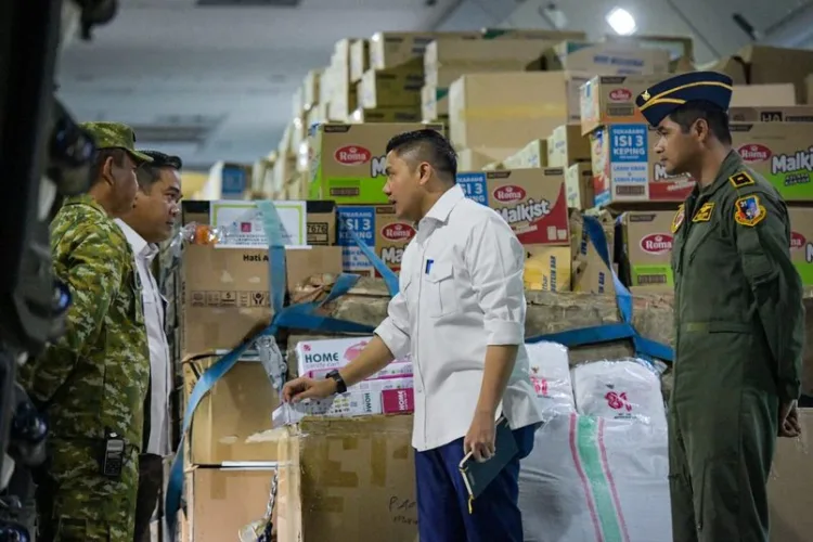 Pemerintah mengerahkan 6 pesawat TNI AU untuk menyalurkan 31 ton logistik ke NTT serta 500 mesin pompa air ke Kalimantan untuk penanganan karhutla.
