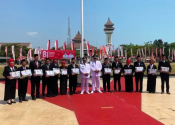SMP Islam An-Nawawiyyah menerima sertifikat Adiwiyata Kabupaten Rembang saat upacara HUT ke-81 RI.