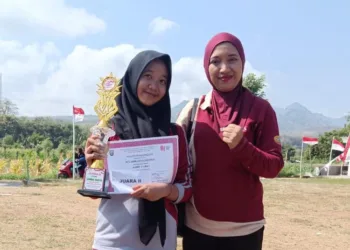 Siswa SMPN 3 Satu Atap Sluke Siti Mamlu'atun Nayyiroh raih Juara 2 MTQ Cabang Tartil tingkat Kecamatan Sluke pada peringatan HUT ke-81 RI.