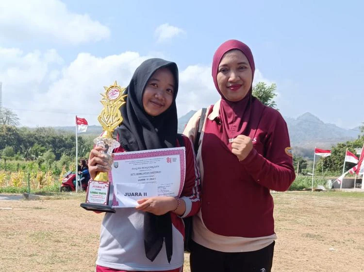 Siswa SMPN 3 Satu Atap Sluke Siti Mamlu'atun Nayyiroh raih Juara 2 MTQ Cabang Tartil tingkat Kecamatan Sluke pada peringatan HUT ke-81 RI.