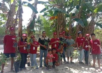 Foto bersama sebelum kegiatan penanaman anakan pohon bambu
