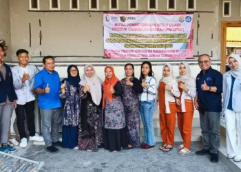 Tim Pengabdian UMK dan UMKU mendorong Batik Bakaran Pati tembus pasar internasional melalui bantuan teknologi tepat guna, eduwisata, dan pendampingan ekspor.
