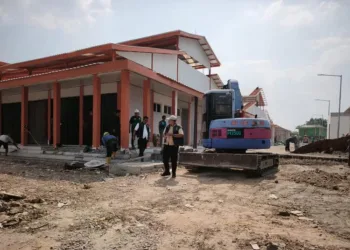 Pembangunan Pasar Ngawen Blora dikebut menjelang tenggat 13 Agustus 2026, memicu kekhawatiran terhadap kualitas bangunan.