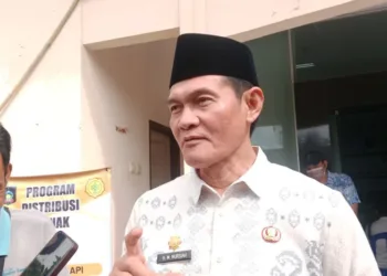 Pemkab Lombok Tengah menyalurkan bantuan ayam petelur dan pakan kepada puluhan kelompok ternak untuk menekan angka kemiskinan.