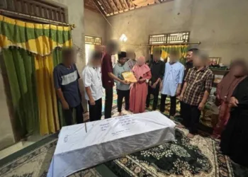Serah terima jenazah PMI K di rumah duka di Desa Skonjing, Kecamatan Tanjung Raja, Kabupaten Ogan Ilir.