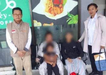 Penyerahan PMI sakit kepada pihak keluarga di Desa Entrop, Kecamatan Jayapura Selatan, Kota Jayapura, Rabu (23/9/2026).