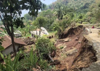 Tanggul Irigasi Jebol, 3 Rumah di Kutawaringin Bandung Rusak Diterjang Longsor