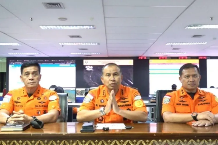 Kapal Jurnalis Hilang di Selat Sunda, SAR Banten Perluas Operasi Pencarian 1 Tangkapan layar- Kepala Basarnas Mohammad Syafii (tengah) diampingi Deputi
Operasi dan Kesiapsiagaan Basarnas Edy Prakoso dan Direktur Kesiapsiagaan Noer
(kiri-kanan)/LINGKAR NETWORK.