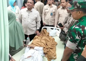 Wakil Kepala Badan Gizi Nasional (BGN) Mayjen Purn TNI Trenggono saat menjenguk siswa yang diduga mengalami keracunan MBG di Kabupaten Pati, Jawa Tengah, Kamis (10/9).