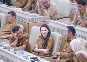 Gubernur Jateng Ahmad Luthfi, Gubernur Maluku Utara Sherly Tjoanda, Gubernur Kalimantan Timur Rudy Mas’ud, dan Gubernur Jatim Khofifah Indar Parawansa, duduk berdmapingan dalam RDP bersama pimpinan DPR RI dan Menteri Dalam Negeri Tito Karnavian.