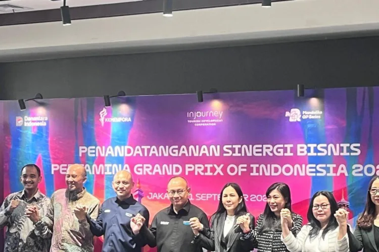 ITDC Hadirkan Paket Bundling MotoGP Mandalika 2026, Mulai dari Rp5 Jutaan 1 Direktur Operasi ITDC sekaligus Chairman Pertamina Grand Prix of Indonesia 2026
Troy Warokka (keempat dari kiri) dalam agenda Penandatanganan Sinergi Bisnis
Pertamina Grand Prix of Indonesia 2026 di Gedung Sarinah, Jakarta, Selasa
(1/9/2026). ANTARA/LINGKAR NETWORK.