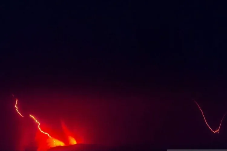 Lava pijar dari Gunung Anak Krakatau terlihat dari Pasauran, Kabupaten Serang,
Banten, Sabtu (5/9/2026). Pusat Vulkanologi dan Mitigasi Bencana Geologi (PVMBG)
mencatat rangkaian letusan yang terjadi sejak Jumat (4/9) malam tersebut
terindikasi sebagai pancaran lava (lava fountain) dengan durasi gempa letusan
mencapai 21.600 detik dan amplitudo maksimum 70 milimeter yang merupakan
intensitas tertinggi sepanjang tahun 2026. ANTARA FOTO/LINGKAR NETWORK.