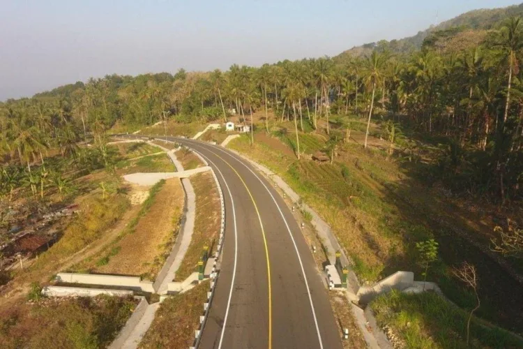 Jalan Kelok 23 Yogyakarta Rampung, Akses Wisata Pansela Kini Makin Mudah 1 Kementerian Pekerjaan Umum (PU) telah merampungkan pembangunan ruas Kelok 23
hingga 100 persen pada akhir Agustus 2026. (ANTARA/LINGKAR NETWORK)