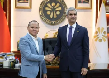 Menteri P2MI Mukhtarudin menandatangani kerja sama ketenagakerjaan bilateral dengan Pemerintah Kuwait melalui Duta Besar Kuwait untuk Indonesia, H.E. Mr. Khalid Jassim Alyassin, di Kantor KP2MI, Jakarta, Senin (21/9/2026).