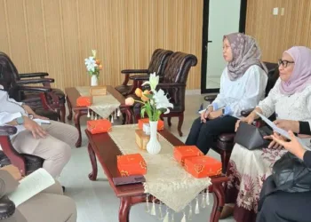 Dirjen Pemberdayaan KP2MI Dr. Muh. Fachri (kiri) tengah berdiskusi terkait kolaborasi pelindungan PMI dengan Muslimat NU, Rabu (9/9/2026).
