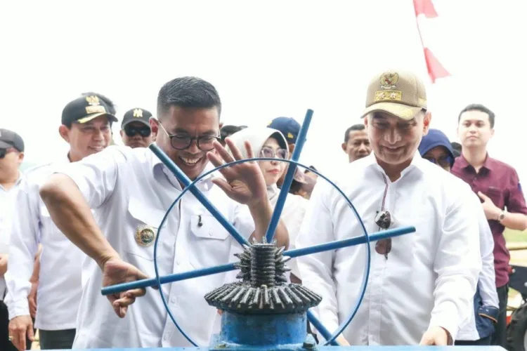Revitalisasi 7 Irigasi Rampung, Pemprov Banten Investasikan Rp48,91 Miliar untuk Pertanian 1 Gubernur Banten Andra Soni (kiri) dan Wakil Gubernur Banten Achmad Dimyati
Natakusumah resmikan tujuh daerah irigasi di Pandeglang, Banten, Rabu.
(ANTARA/LINGKAR NETWORK)