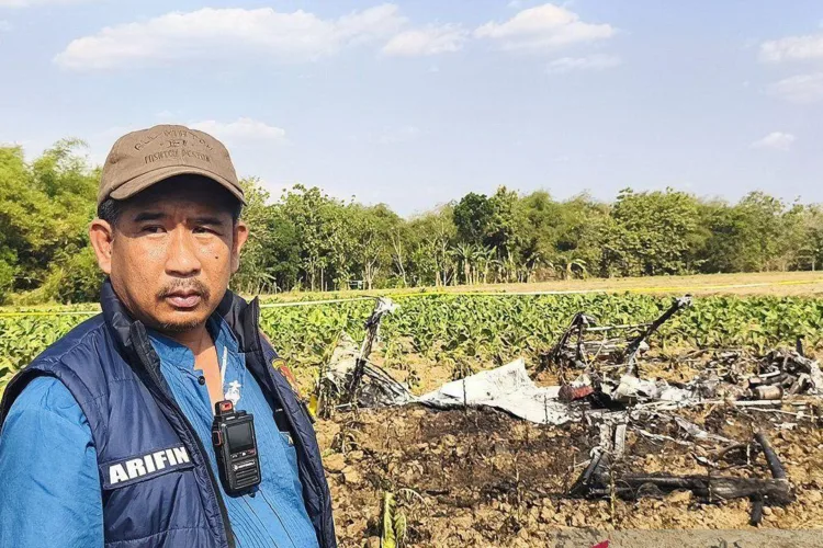 Kasat Reskrim Polres Blora AKP Zaenul Arifin meninjau lokasi pesawat aerosport
jenis fixed-wing Sky Ranger yang jatuh dan terbakar di area persawahan Desa
Sarimulyo, Kecamatan Ngawen, Kabupaten Blora, Jawa Tengah, Minggu (6/9/2026).
ANTARA/LINGKAR NETWORK.
