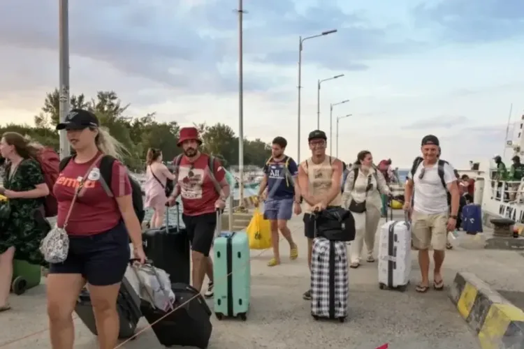 Pasokan Air Terhenti, 300 Turis Check Out Lebih Awal dari Gili Trawangan 1 Arsip - Wisatawan di kawasan wisata di Gili Trawangan, Kabupaten Lombok Utara,
Nusa Tenggara Barat (NTB). ANTARA/LINGKAR NETWORK.