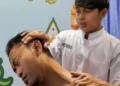 Seorang terapis netra memberikan layanan pijat kepada salah satu kafilah MTQ Nasional. (Lingkar.news Network)