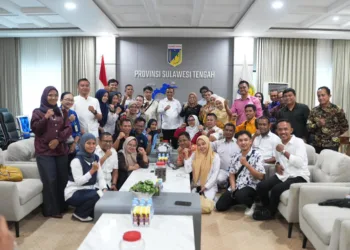 Gubernur Sulteng Anwar Hafid (tengah) foto bersama para nakes dan PPPK serta honorer Sulawesi Tengah, di Ruang Kerja Gubernur Sulteng, Jumat (4/9/2026). (Lingkar news Network).
