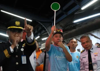 Bupati Jember Gus Fawait melepas peserta Tajemtra 2026 yang menggunakan KLB. (Lingkar.news Network)