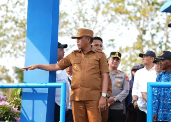 Gubernur Sulteng Anwar Hafid meninjau sekaligus meresmikan pembangunan groundsill (ground seal) cek dam Sungai Karaupa, perbaikan jalan inspeksi, dan pipanisasi air baku di Desa Lasampi, Kecamatan Bumi Raya, Kabupaten Morowali, Senin (14/9/2026). (Lingkar.news Network)