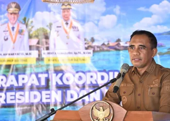 Gubernur Sulteng Anwar Hafid dalam rakor strategis evaluasi program 9 BERANI di Pulau Buka Buka, Kabupaten Tojo Una-Una, Jumat (11/9/2026). (Lingkar.news Network)