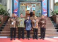 Arief Rohman Bertekad Ubah Kawasan Kumuh Blora Jadi Layak Huni 3 Bupati Blora Arief Rohman, bersama sejumlah kepala daerah lain foto bersama usai mengikuti Forum Koordinasi Penanganan Permukiman Kumuh Terpadu yang digelar Kementerian Koordinator Bidang Infrastruktur dan Pembangunan Kewilayahan (IPK) di Auditorium BRIN, Jakarta, Senin (14/9/2026). Ia bertekad menangani kawasan kumuh Blora jadi permukiman layak huni. (Lingkar.news Network)