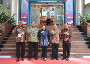 Bupati Blora Arief Rohman, bersama sejumlah kepala daerah lain foto bersama usai mengikuti Forum Koordinasi Penanganan Permukiman Kumuh Terpadu yang digelar Kementerian Koordinator Bidang Infrastruktur dan Pembangunan Kewilayahan (IPK) di Auditorium BRIN, Jakarta, Senin (14/9/2026). Ia bertekad menangani kawasan kumuh Blora jadi permukiman layak huni. (Lingkar.news Network)