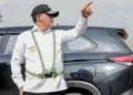 Gubernur Sulteng Anwar Hafid meninjau pengerjaan proyek. Pemprov Sulteng telah melakukan upaya untuk mengurai antrean truk kontraine isi solar. (Lignkar.news Network).
