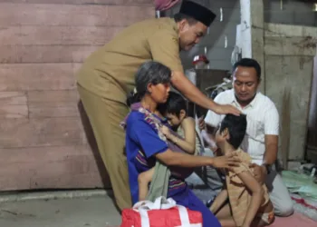 Bupati Blora Arief Rohman menyambangi dua cucu mbah Samijah yang rumahnya segera dibedah. Pemkab berkomitmen untuk menangani RTLH Blora. (Lingkar.news Network)
