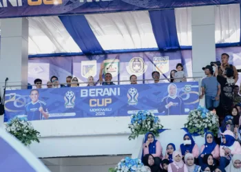 Gubernur Sulteng Anwar Hafid (melambaikan tangan) menyaksikan laga perdana Berani Cup 2026 di Lapangan Sepak Bola Desa Wosu, Kecamatan Bungku Barat, Kabupaten Morowali, Selasa (16/9/2026). (Lingkar.news Network)