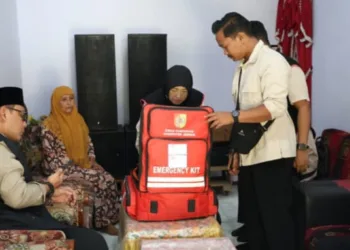 Petugas Puskesmas melakukan layanan home care yang termasuk dalam program Home Care Jember. (Lingkar.news Network)