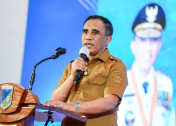Gubernur Sulteng Anwar Hafid memberikan sambutan dalam Rakor Percepatan Program Tiga Juta Rumah di Sulteng, Senin (28/9/2026). (Lingkar.news Network)