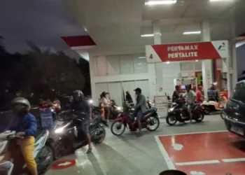 Antrean BBM belum normal, Pemkab Jember menerapkan WFH bagi ASN dan PJJ sekolah hingga Sabtu untuk menekan mobilitas masyarakat.