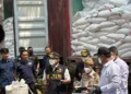 30 Kontainer dari India Dilaporkan Berisi Bahan Kimia, Ternyata Beras dan Garam Ilegal 3 Bea Cukai membongkar 30 kontainer dari India yang diberitahukan sebagai bahan kimia, tetapi ternyata berisi ratusan ton beras dan garam ilegal.
