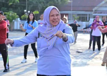 Wagub Sulteng Reny A. Lamadjido ikut senam dalam peringatan Hari Olahraga Nasional (Haornas) ke-43 Tahun 2026 yang mengusung tema “Berani Sehat, Berani Bugar Menuju Masyarakat Sehat dan Bugar”, Sabtu (27/9/2026). (Lingkar.news Network)