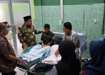 Bupati Blora Arief Rohman menjenguk 9 siswa yang diduga keracunan MBG, Pemkab menutup sementara operasional SPPG.