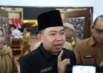 Bupati Jember Gus Fawait pastikan antrean di SPBU karena kendala distribusi depo, pastikan stok BBM aman dan minta warga tidak melakukan panic buying.