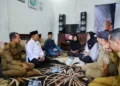 Bupati Kudus Sam’ani Intakoris saat menjenguk keluarga korban KM Virgo Transport 8 yang merupakan warga Kabupaten Kudus, Senin (21/9/2026). (Dok. Pemkab Kudus/Lingkar.news)