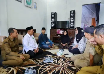 Bupati Kudus Sam’ani Intakoris saat menjenguk keluarga korban KM Virgo Transport 8 yang merupakan warga Kabupaten Kudus, Senin (21/9/2026). (Dok. Pemkab Kudus/Lingkar.news)