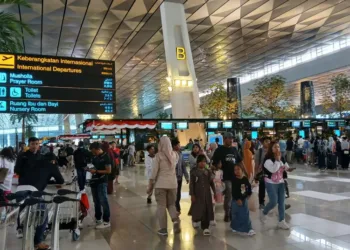 Sebanyak 624 penerbangan di Bandara Soetta terdampak abu vulkanik Anak Krakatau, penumpang bisa menggunakan bus gratis ke 4 kota.